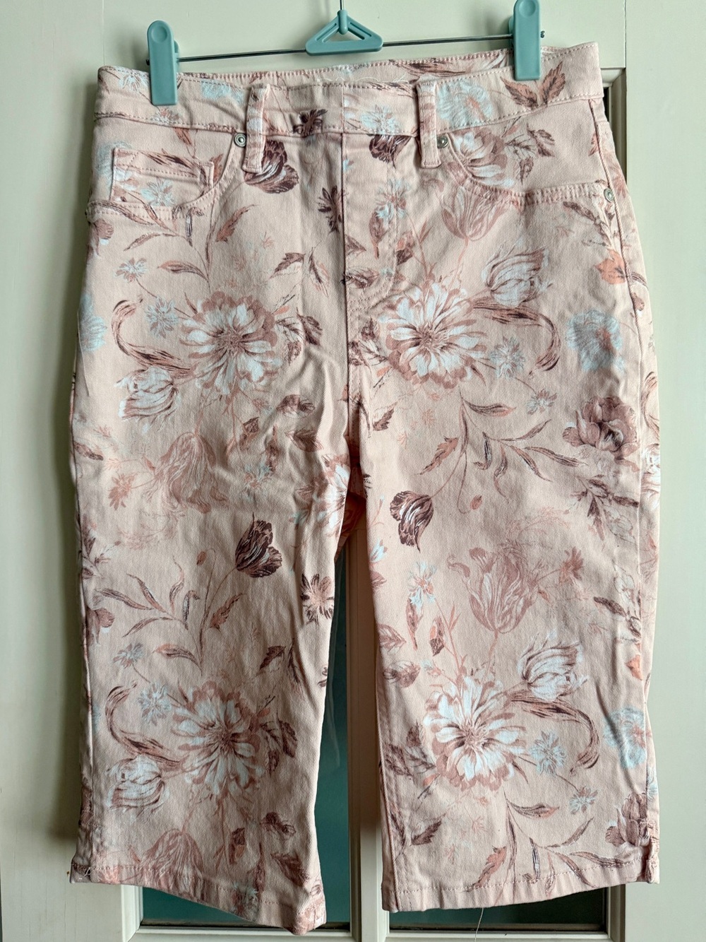 NWOT Women's Pink Floral Jeans knee length shorts. Sz 8
